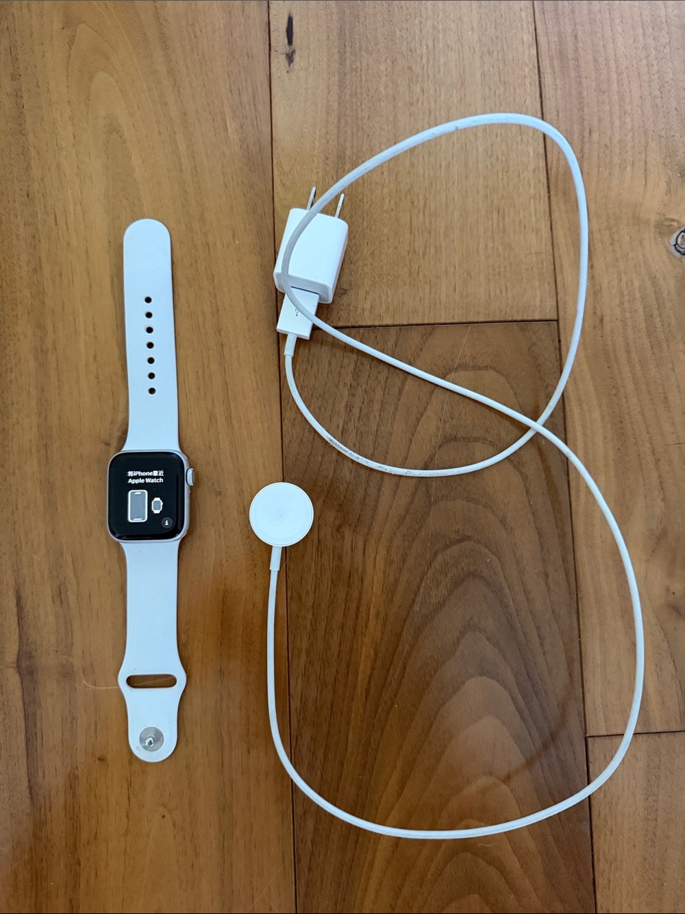 Apple Watch SE (GPS) 40mm – Silver Aluminum with White Sport Band